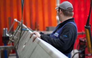 Productiemedewerker verplaatst schroeftransporteur